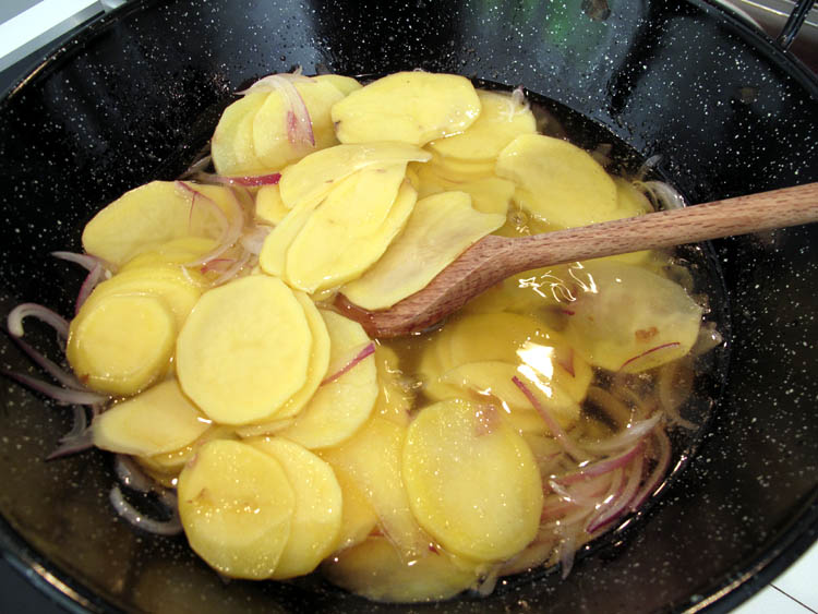 Cayena simmering potatoes