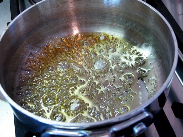 Flan caramel boiling