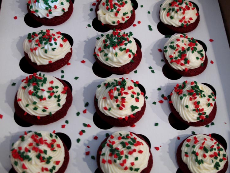 Mini red velvet cupcakes box