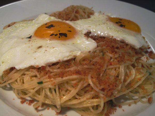 Spaghetti with fried eggs