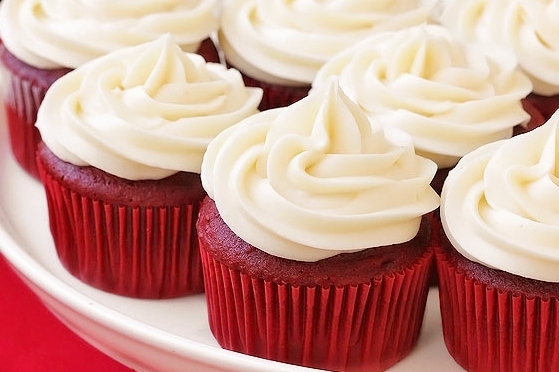 Red-velvet-cupcakes frosted (2)