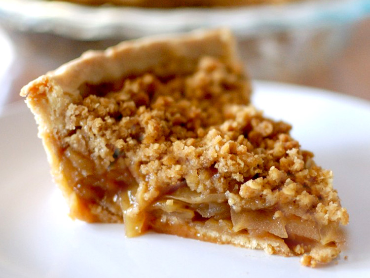 Apple pie crisp topping slice
