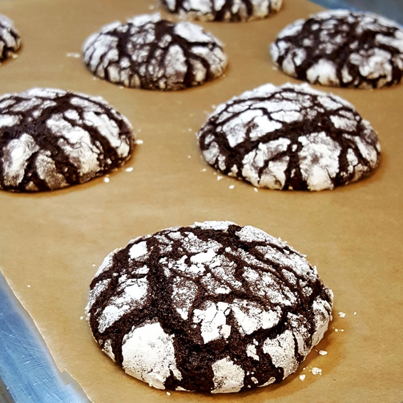 Dark chocolate snow crinkle cookies1
