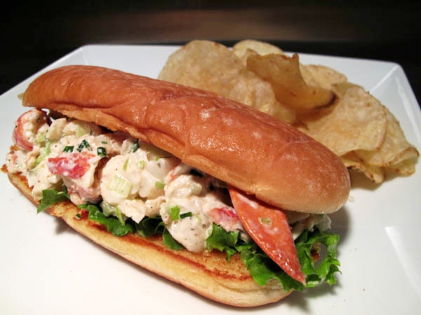 Traditional lobster roll 1