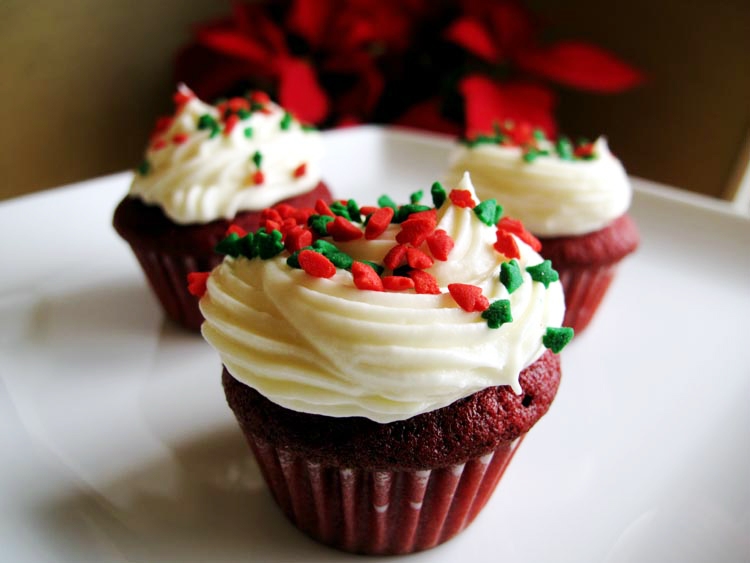 Red velvet christmas cupcakes1